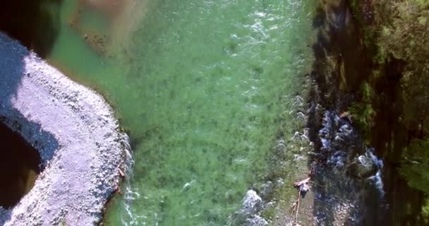 Vue aérienne 4k UHD. Vol bas au-dessus d'une rivière de montagne fraîche et froide au matin ensoleillé d'été .