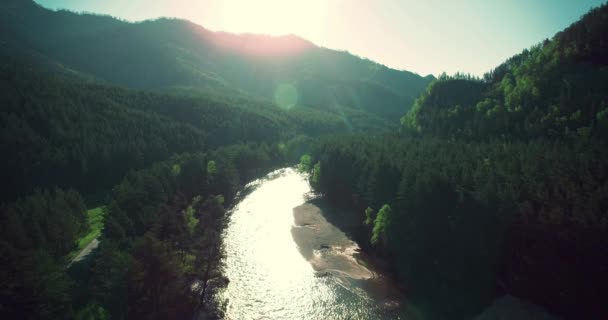 Vista aérea 4k UHD. Vuelo bajo sobre el río fresco de montaña fría en la soleada mañana de verano . — Vídeo de stock