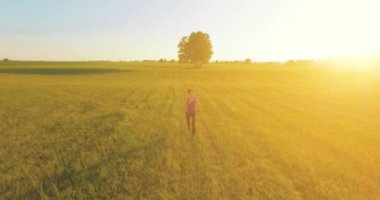 UHD 4k havadan görünümü. Alçak irtifa uçuş kırsal alan, sportif kadının önünde