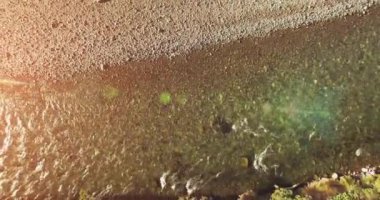 Güneşli yaz sabahında temiz ve taze bir dağ nehri üzerinde uçuşun ortasındayız. Dikey hareket