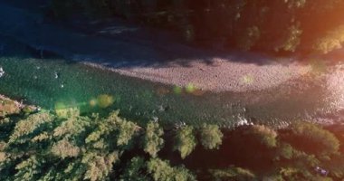 Güneşli yaz sabahında temiz ve taze bir dağ nehri üzerinde uçuşun ortasındayız. Dikey hareket