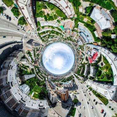 Kesişen yollar, evler, binalar, parklar ve otoparklar olan havacılık şehri manzarası. Güneşli yaz panoramik resmi