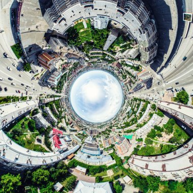 Kesişen yollar, evler, binalar, parklar ve otoparklar olan havacılık şehri manzarası. Güneşli yaz panoramik resmi