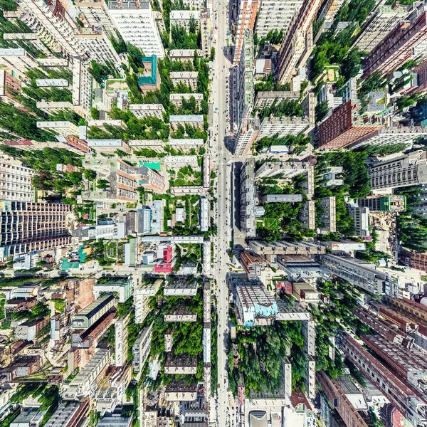 Vue aérienne de la ville avec carrefour et routes, maisons, bâtiments, parcs et parkings. Image panoramique ensoleillée d'été — Photo