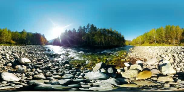 UHD 4K 360 VR La réalité virtuelle d'une rivière coule sur des rochers dans un magnifique paysage de montagne — Video