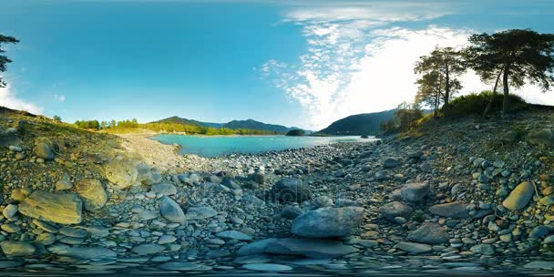 UHD 4K 360 VR Realidade Virtual de um rio flui sobre rochas em bela paisagem montanhosa — Vídeo de Stock