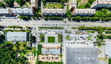 Kesişen yollar, evler, binalar, parklar ve otoparklar olan havacılık şehri manzarası. Güneşli yaz panoramik resmi