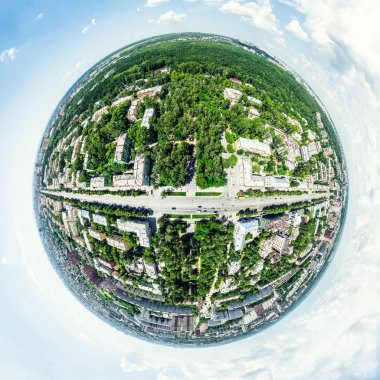 Kesişen yollar, evler, binalar, parklar ve otoparklar olan havacılık şehri manzarası. Güneşli yaz panoramik resmi