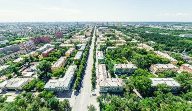 Kesişen yollar, evler, binalar, parklar ve otoparklar olan havacılık şehri manzarası. Güneşli yaz panoramik resmi