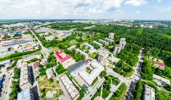 交差点や道路、住宅、建物、公園や駐車場と空中都市の景色。晴れた夏のパノラマ画像 — ストック写真