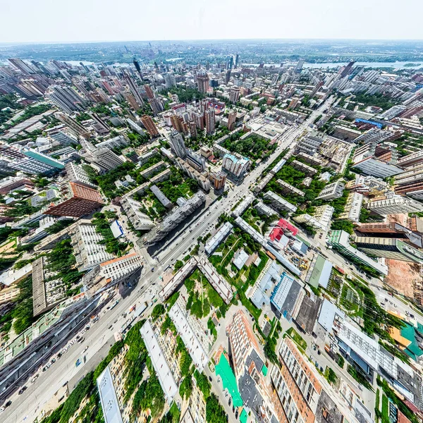 Vista aérea de la ciudad con encrucijadas y caminos, casas, edificios, parques y estacionamientos. Imagen panorámica soleada de verano — Foto de Stock