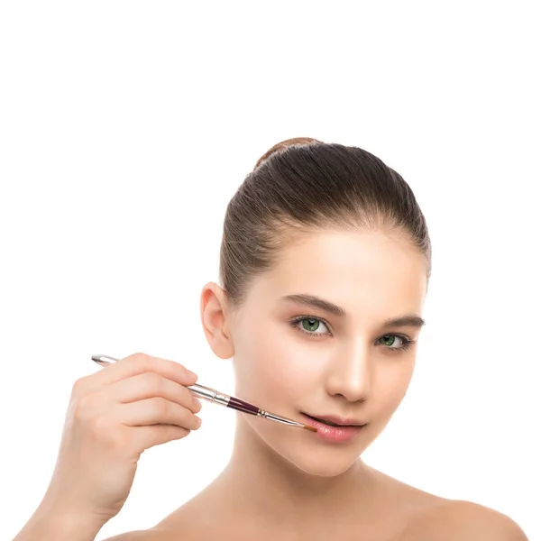 Giovane donna bruna con il viso pulito. Ragazza pelle perfetta applicando pennello cosmetico. Isolato su un bianco . — Foto Stock