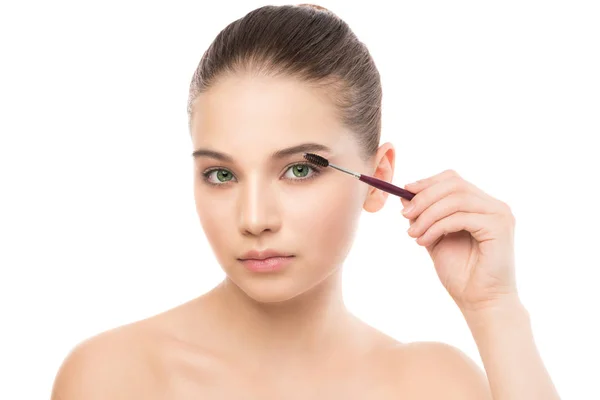 Giovane donna bruna con il viso pulito. Ragazza pelle perfetta applicando pennello cosmetico. Isolato su bianco . — Foto Stock