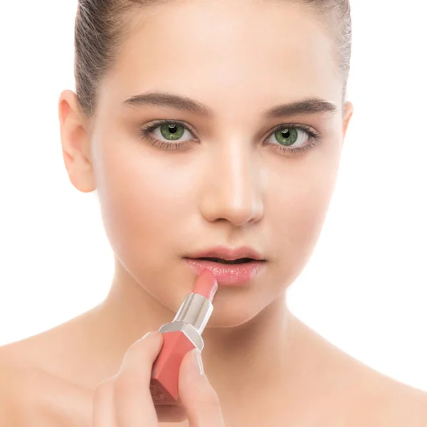 Ung brunett kvinna med perfekt rena ansikte om läppstift. Isolerad på en vit. — Stockfoto