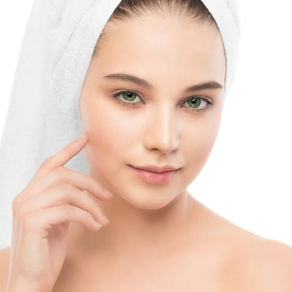 Piękna młoda kobieta brunetka z czystą twarz i ręcznik na głowie. Na białym tle. — Zdjęcie stockowe