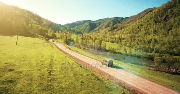 Uhd 4k Antenne des Fahrzeugs, das in Richtung Sonnenreis fährt. Geländewagen in der Luft beschossen — Stockvideo