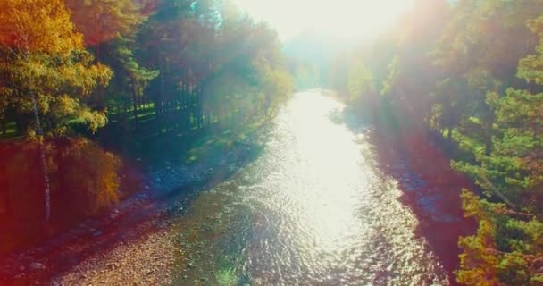 Luchtfoto van de Uhd 4k. Vlucht over de rivier van de frisse berglucht. Verticale naar horizontale tilt beweging. — Stockvideo