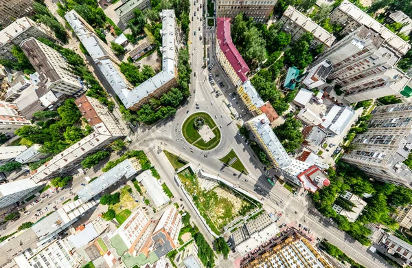 Luftaufnahme der Stadt mit Kreuzungen und Straßen, Häusern, Gebäuden, Parks und Parkplätzen. Sonniges Sommerpanorama — Stockfoto