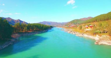 Bir asma köprü üzerinde kalmak ve tarassut genç adam turist üzerinde havada uçuş