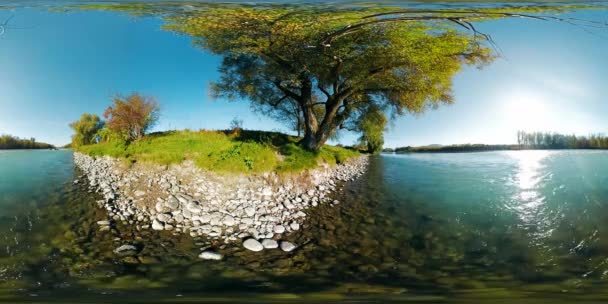 360 VR Realidade Virtual de um rio flui sobre rochas nesta bela floresta de montanhas — Vídeo de Stock