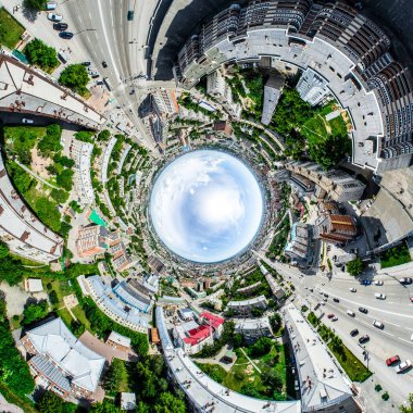 Kesişen yollar, evler, binalar, parklar ve otoparklar olan havacılık şehri manzarası. Güneşli yaz panoramik resmi