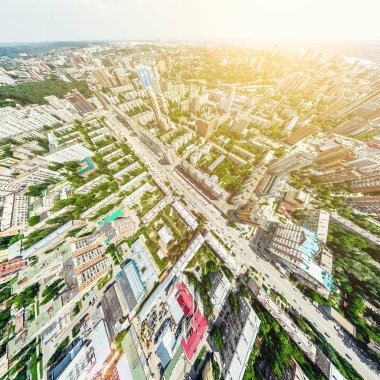 Kesişen yollar, evler, binalar, parklar ve otoparklar olan havacılık şehri manzarası. Güneşli yaz panoramik resmi