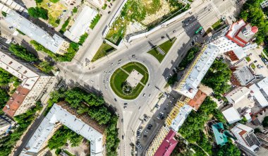 Kesişen yollar, evler, binalar, parklar ve otoparklar olan havacılık şehri manzarası. Güneşli yaz panoramik resmi