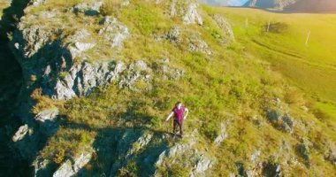 Yürüyüş delikanlı uçurumun tepesinde duran hava Uhd 4k uçuş