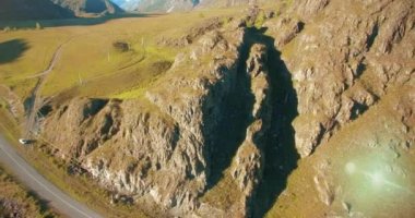 Yürüyüş delikanlı uçurumun tepesinde duran hava Uhd 4k uçuş