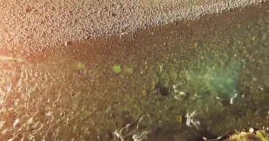 Güneşli yaz sabahında temiz ve taze bir dağ nehri üzerinde uçuşun ortasındayız. Dikey hareket