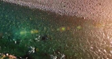 Güneşli yaz sabahında temiz ve taze bir dağ nehri üzerinde uçuşun ortasındayız. Dikey hareket