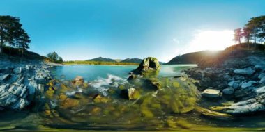 UHD 4k 360 Vr sanal gerçeklik bir nehrin akışı güzel dağ manzarası kayalarda üzerinde