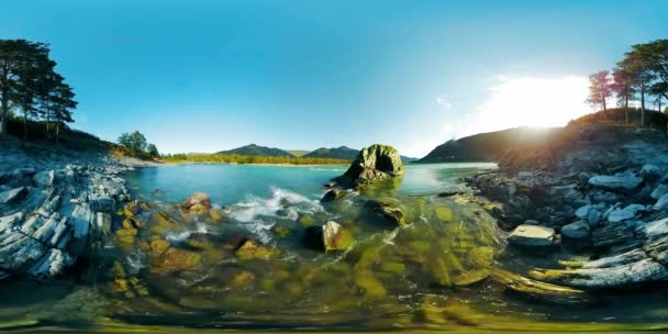 到 4 k 360 Vr 虚拟现实的一条河流流过岩石在美丽的山景观 — 图库视频影像