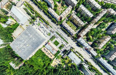 Kesişen yollar, evler, binalar, parklar ve otoparklar olan havacılık şehri manzarası. Güneşli yaz panoramik resmi