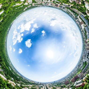 Kesişen yollar, evler, binalar, parklar ve otoparklar olan havacılık şehri manzarası. Güneşli yaz panoramik resmi