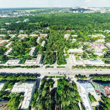 Kesişen yollar, evler, binalar, parklar ve otoparklar olan havacılık şehri manzarası. Güneşli yaz panoramik resmi