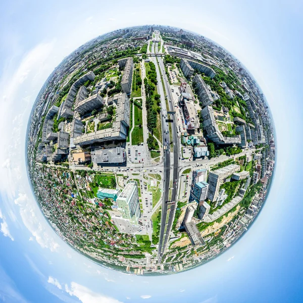 Flygfoto med vägskäl och vägar, hus, byggnader, parker och parkeringsplatser. Solig sommar panoramabild — Stockfoto