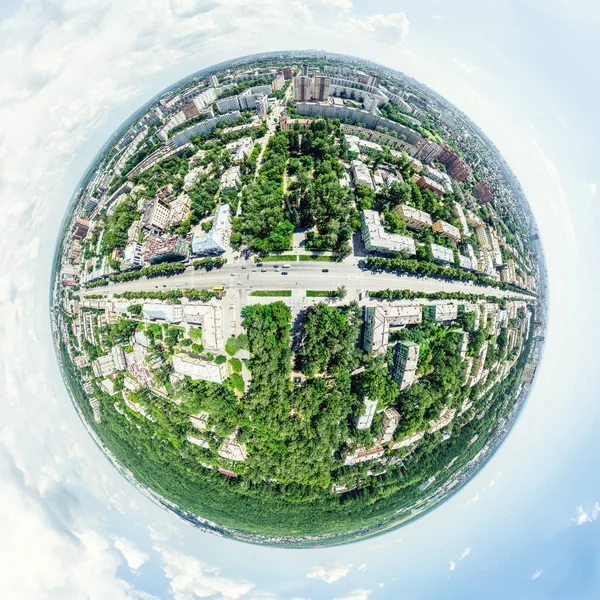 Vista aérea de la ciudad con encrucijadas y caminos, casas, edificios, parques y estacionamientos. Imagen panorámica soleada de verano —  Fotos de Stock