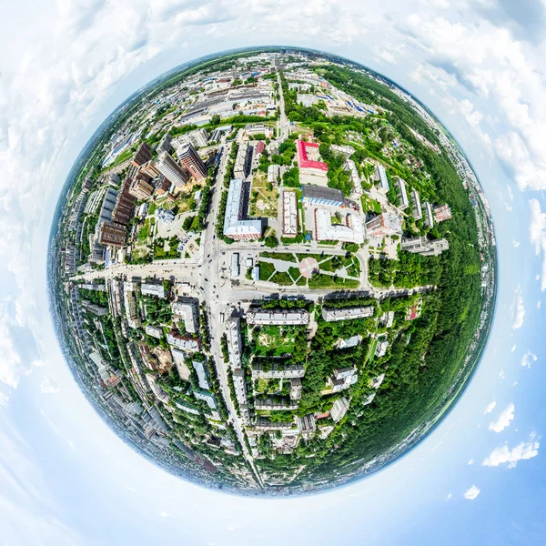 Vista aérea de la ciudad con encrucijadas y caminos, casas, edificios, parques y estacionamientos. Imagen panorámica soleada de verano —  Fotos de Stock