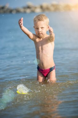 Maske ve palet kum tropikal plaj dalış için güzel bir küçük çocuk.
