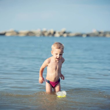 Maske ve palet kum tropikal plaj dalış için güzel bir küçük çocuk.