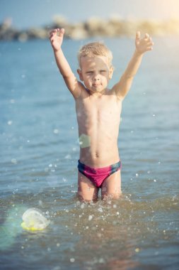 Maske ve palet kum tropikal plaj dalış için güzel bir küçük çocuk.