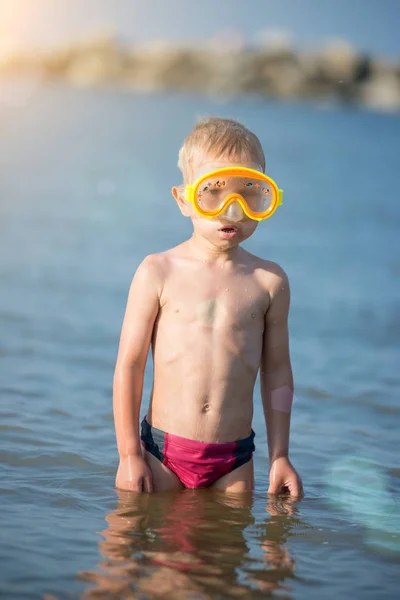 Carino bambino che indossa maschera e pinne per le immersioni sulla spiaggia tropicale di sabbia . — Foto Stock