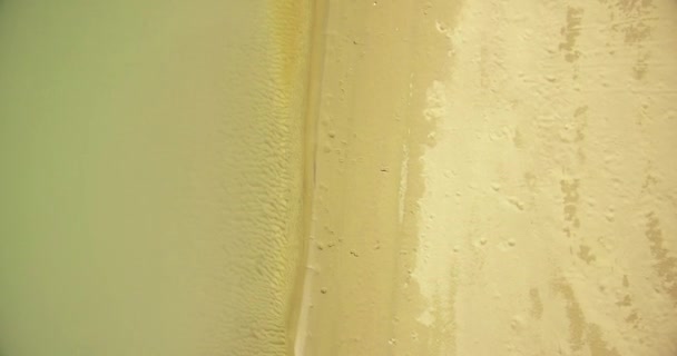 Vue aérienne UHD 4K. Survol d'une rivière de montagne fraîche. Vue verticale et mouvement horizontal 