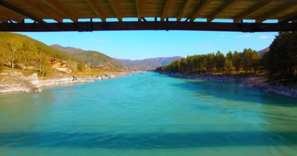 Flug über jungen Mann, der über Hängebrücke ausharrt. — Stockvideo