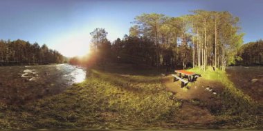 UHD 4K 360 VR Bir nehrin Sanal Gerçekliği güzel dağ ormanlarında kayaların üzerinden akıyor