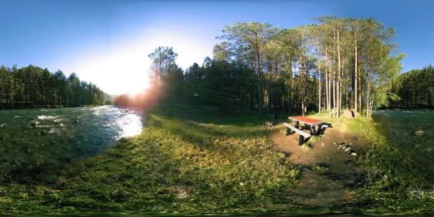 UHD 4K 360 VR Virtuelle Realität eines Flusses fließt über Felsen in wunderschöner Berglandschaft — Stockvideo
