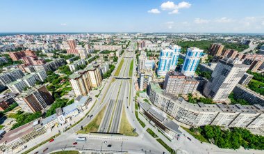 Kesişen yollar, evler, binalar, parklar ve otoparklar olan havacılık şehri manzarası. Güneşli yaz panoramik resmi
