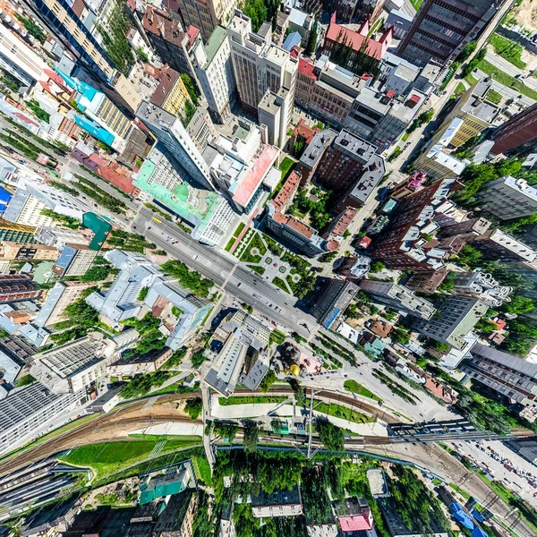 Вид с воздуха на город с перекрестками и дорогами, дома, здания, парки и автостоянки. Солнечное летнее панорамное изображение — стоковое фото
