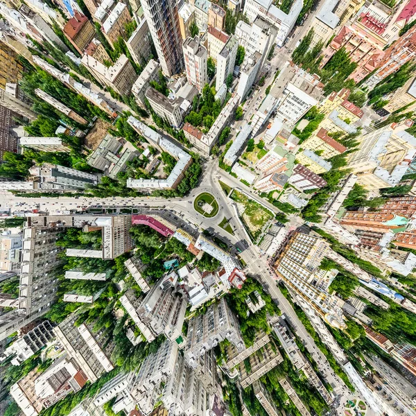 Luftaufnahme der Stadt mit Kreuzungen und Straßen, Häusern, Gebäuden, Parks und Parkplätzen. Sonniges Sommerpanorama — Stockfoto